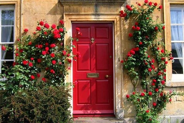 Cần cẩn trọng hơn trong viêc chọn sơn màu đỏ cho cửa chính.